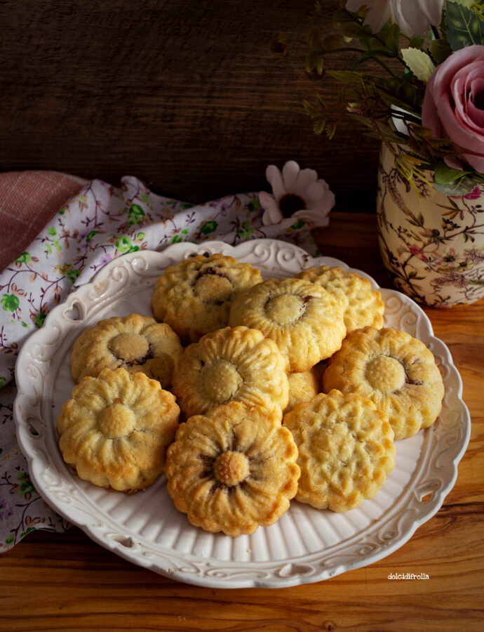 BISCOTTI RIPIENI CON NOCCIOLE E CACAO