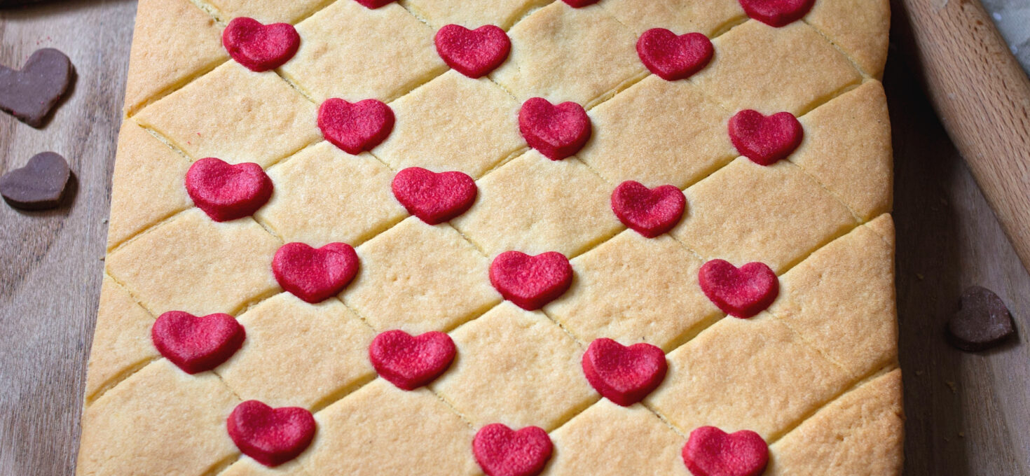 CROSTATA TRAPUNTA DI CUORI